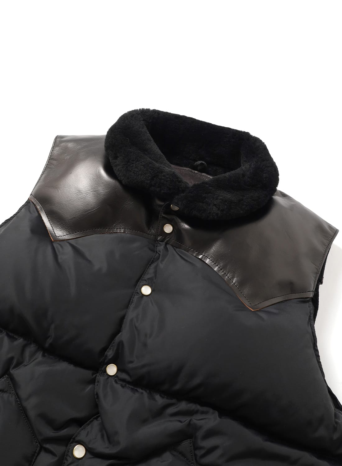 レディース・美品 Rocky Mountain 黒 ロッキーマウンテン ベスト ロッキーマウンテン レディース ダウンベスト