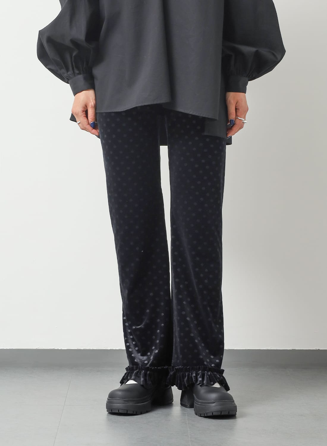 美品 RhodolirioN フリルパンツ 黒 ロドリリオン RhodolirioN ～ ロドリリオン 人気のサイドフリルパンツをUPしま