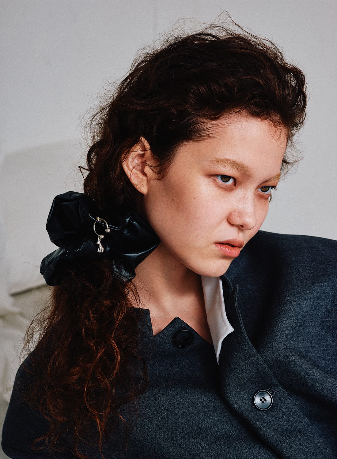 CAT CHARM FAUX LEATHER SCRUNCHIE|キャットチャームフォウレザー